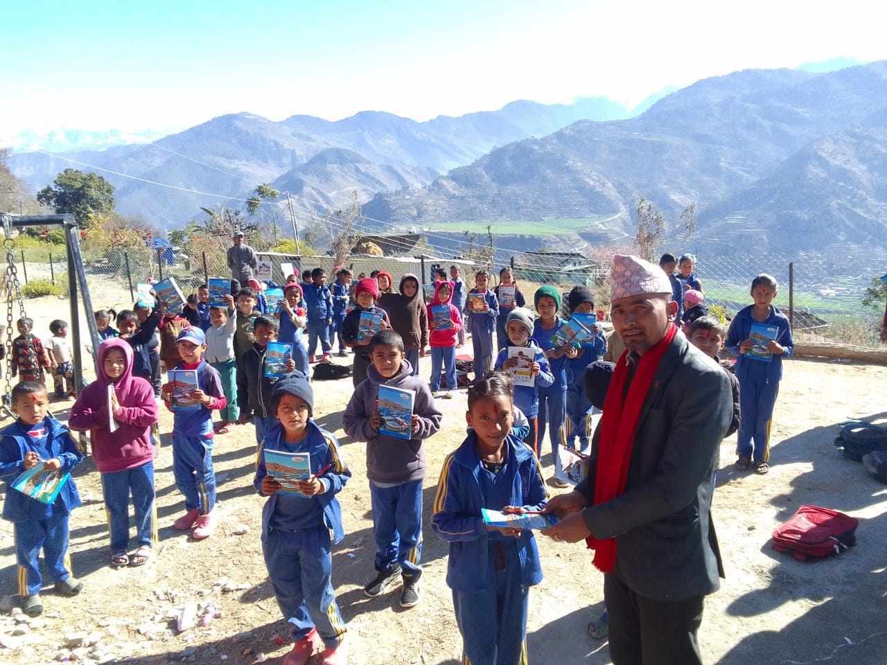 अध्यक्ष धामीले विद्यार्थीलाई शैक्षिक सामाग्री वितरण गरेर जन्मदिन मनाए  